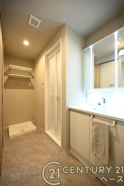 サニークレスト橿原神宮前Ⅱの独立洗面台|■現地撮影写真■三面鏡タイプのミラーキャビネット！収納スペースも豊富です！