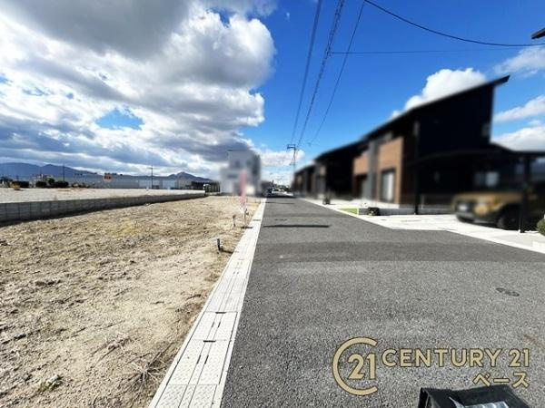 北葛城郡広陵町大字笠の売地の前面道路含む現地写真|前面道路は広々約６ｍ以上！お車の出し入れラクラク！