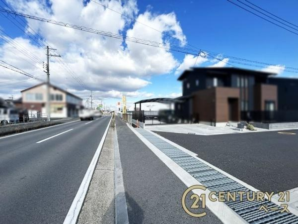 北葛城郡広陵町大字笠の売地の前面道路含む現地写真|広い幹線道路からすぐで通勤に便利です！