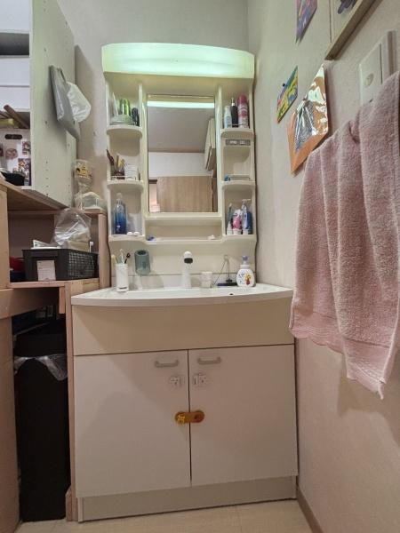 岡崎市美合新町・中古戸建の独立洗面台|鏡・コンセント・収納を装備した洗面台！