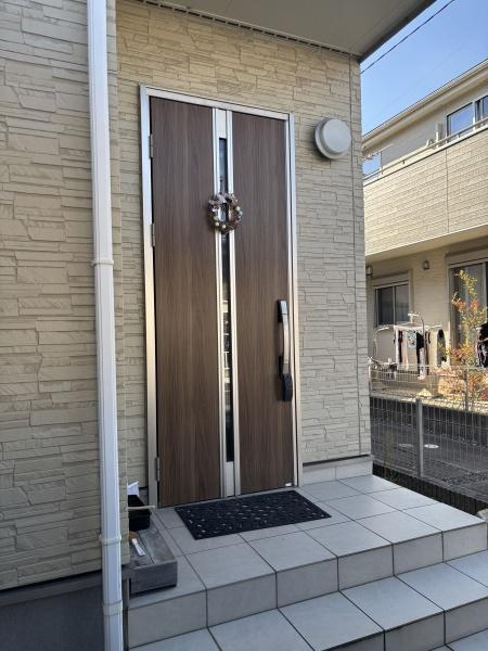 岡崎市美合新町・中古戸建の玄関|訪れる人を心地よく迎え入れます。