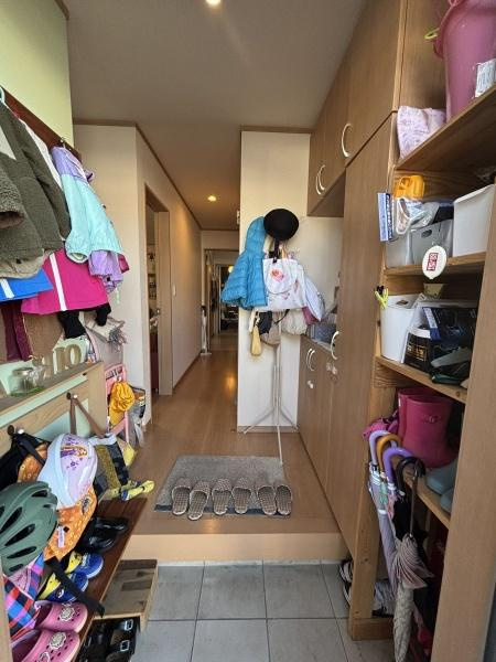 岡崎市美合新町・中古戸建の玄関|玄関収納です。