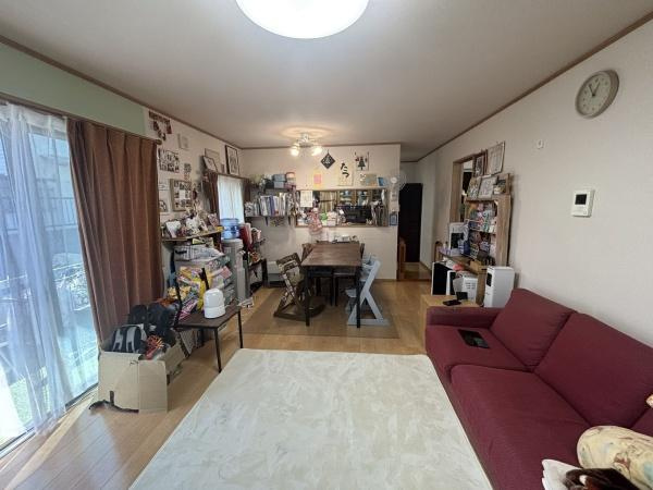 岡崎市美合新町・中古戸建の居間・リビング|日の光が室内にくつろぎの空間を与えます