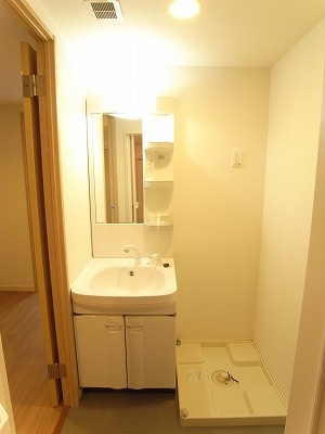 【洗面所】 | リブリ・ブルージュ | 脱衣スペースもあります