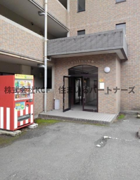 グランドヒル野中のエントランス|建物の内部です