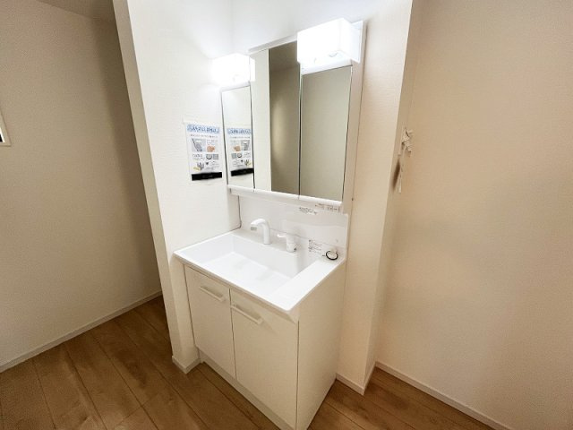 【独立洗面台】 | 西東京市住吉町1丁目　新築一戸建住宅　全1棟　(保谷店) | 洗面台には大きく見やすい三面鏡が付いているので、身支度がスムーズに行えます。