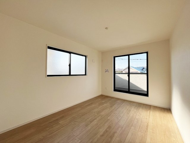 【寝室】 | 西東京市住吉町1丁目　新築一戸建住宅　全1棟　(保谷店) | 主寝室は9.3帖のゆとりのある空間で本棚やデスクを置いても窮屈になりにくいです。