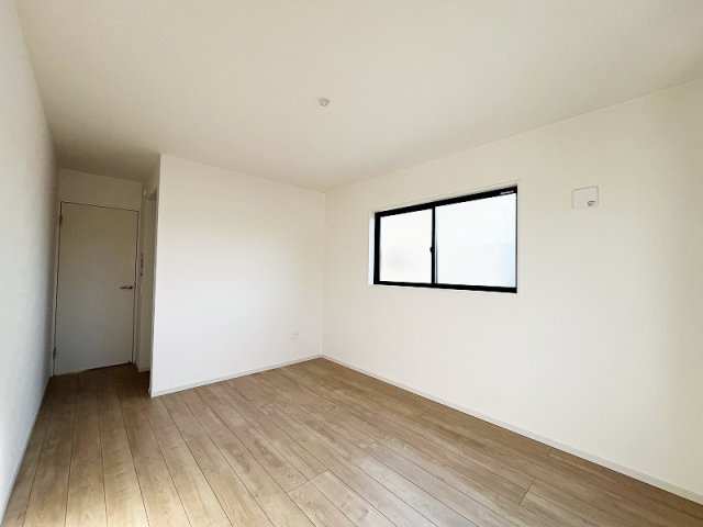 【寝室】 | 西東京市住吉町1丁目　新築一戸建住宅　全1棟　(保谷店) | 全居室に収納スペースが備わりお部屋を広々お使いいただけます。