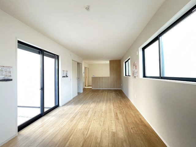 【居間・リビング】 | 西東京市住吉町1丁目　新築一戸建住宅　全1棟　(保谷店) | 広々としたリビングはソファーなどの家具もラクラク置くことができます。