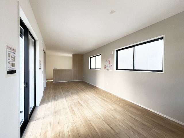 【居間・リビング】 | 西東京市住吉町1丁目　新築一戸建住宅　全1棟　(保谷店) | 落ち着いた色味のクロスとフローリングでほっと一息つける空間。3面採光の為、明るく開放感があります。