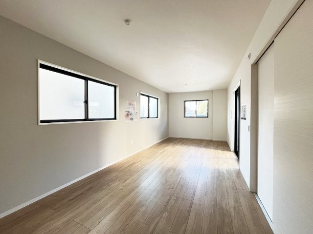 【居間・リビング】 | 西東京市住吉町1丁目　新築一戸建住宅　全1棟　(保谷店) | キッチンと洗面室の出入りがスムーズなプランなので、家事もらくらく時短できます！