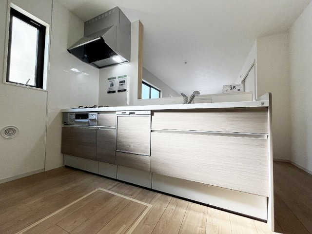 【キッチン】 | 西東京市住吉町1丁目　新築一戸建住宅　全1棟　(保谷店) | 食洗機、浄水器一体型水栓付のシステムキッチン。人気の対面式なのでお料理中もご家族との会話を楽しみやすいです。