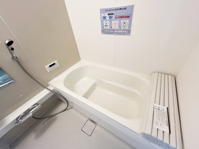 【浴室】 | 西東京市住吉町1丁目　新築一戸建住宅　全1棟　(保谷店) | 1日の疲れを癒す広々としたバスルーム。浴室乾燥機が備わり、天候を気にせず洗濯物を干すことが可能です。