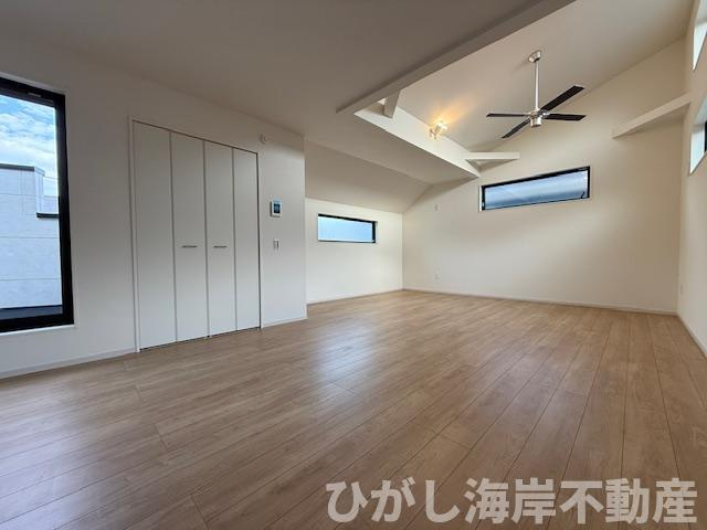 茅ヶ崎市東海岸北5丁目　新築戸建の居間・リビング|21帖　開放感のある吹抜のLDK