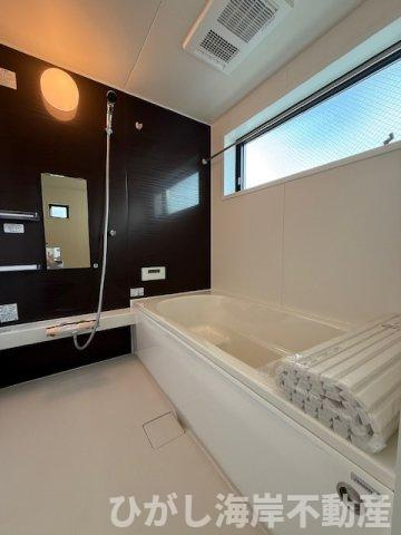 茅ヶ崎市東海岸北5丁目　新築戸建の前面道路含む現地写真|8月30日撮影　建築中　現地外観