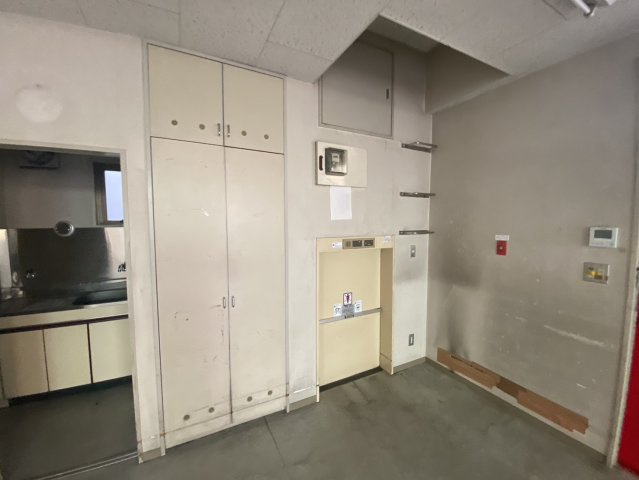 中川駅前郵便局2階店舗の内装