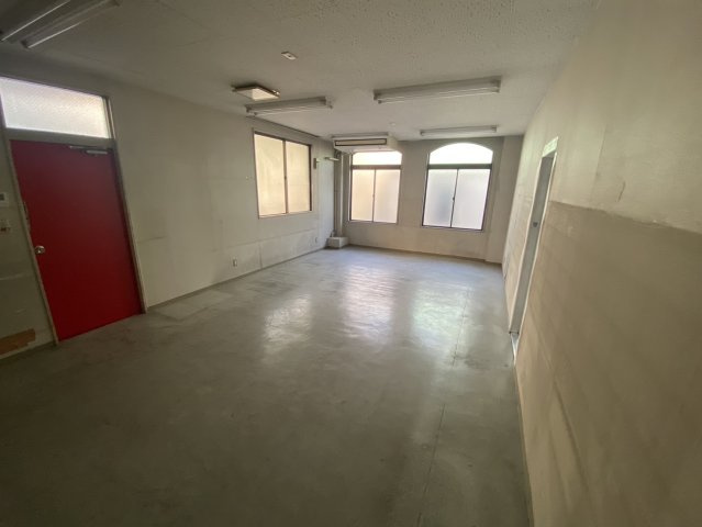 中川駅前郵便局2階店舗の内装