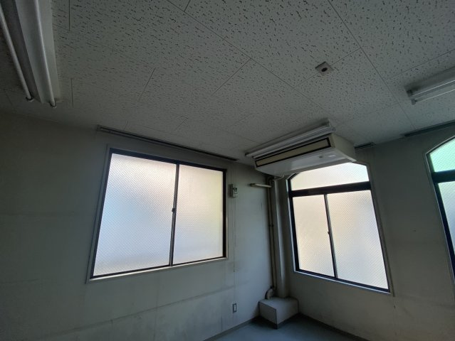 中川駅前郵便局2階店舗の内装