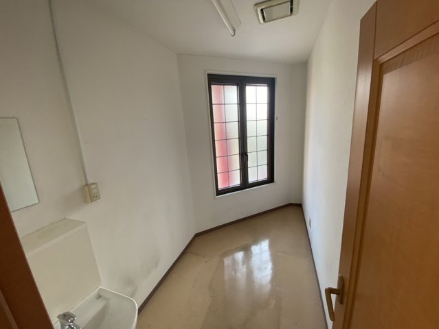 中川駅前郵便局2階店舗の内装