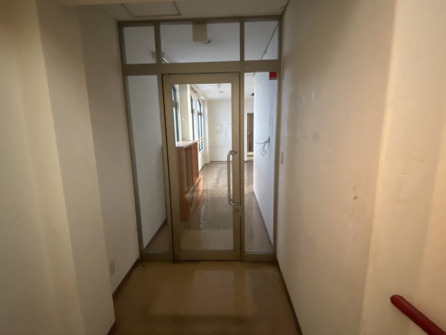 中川駅前郵便局2階店舗の内装