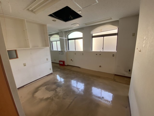 中川駅前郵便局2階店舗の居間・リビング