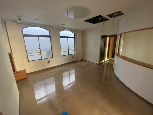 中川駅前郵便局2階店舗の内装