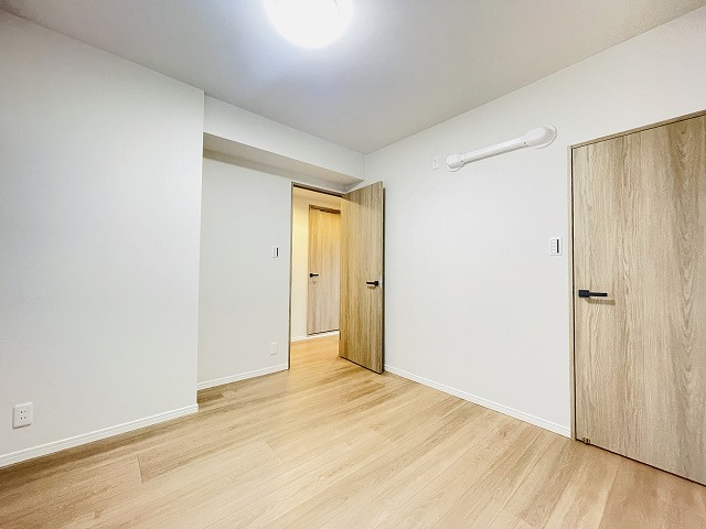 【洋室】 | ライオンズマンション野間大池南 | 玄関側のお部屋にもエアコンが設置できるように先行配管しています