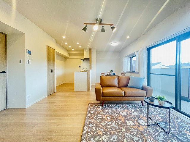 【居間・リビング】 | ライオンズマンション野間大池南 | 4階、67平米超の3LDK！LDKの広さは約13.8帖と広々。フルリノベ済です