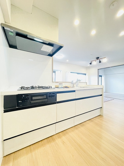 【キッチン】 | ライオンズマンション野間大池南 | 新品システムキッチンはホワイトをセレクトして明るい印象に仕上がりました