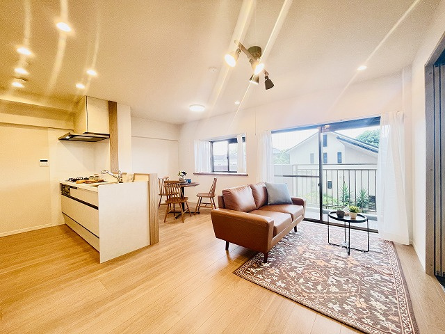 【居間・リビング】 | ライオンズマンション野間大池南 | 2025年8月にリフォーム完了しました！キッチン・水回り・壁床など新品交換済みです！