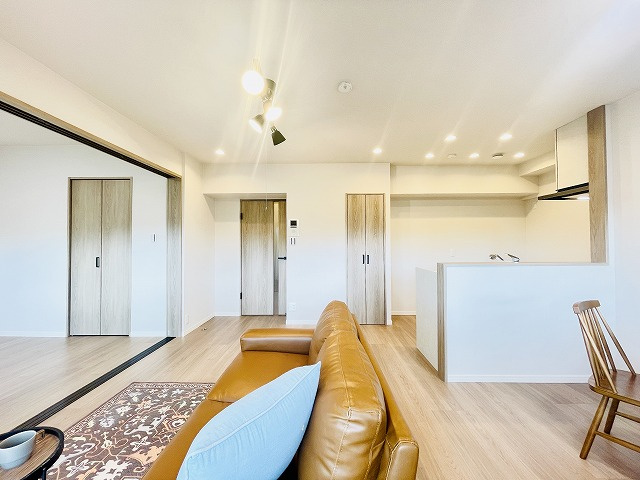 【居間・リビング】 | ライオンズマンション野間大池南 | リビングとなりの部屋は戸を開けると広い空間としても使えます