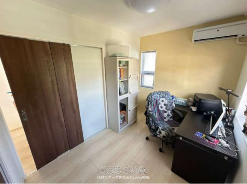 宜野湾市赤道2丁目戸建ての洋室