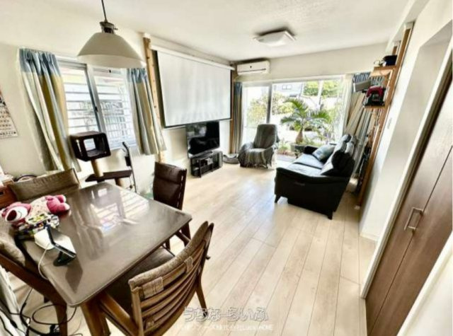 宜野湾市赤道2丁目戸建ての居間・リビング