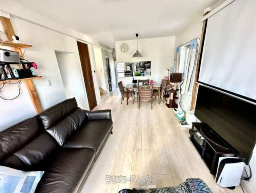 宜野湾市赤道2丁目戸建ての居間・リビング