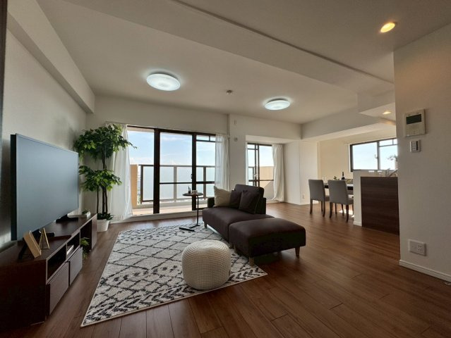 ファミール寝屋川パークサイドの居間・リビング|ゆったりくつろげる広さのあるリビングです。
室内リフォームされ気持ちよく生活がスタートできます。