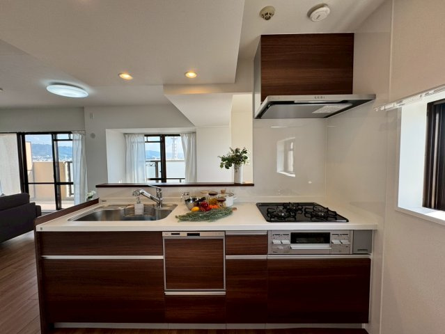 ファミール寝屋川パークサイドのキッチン|3口コンロ付きシステムキッチン。
食洗器付きで後片付けもらくらく！