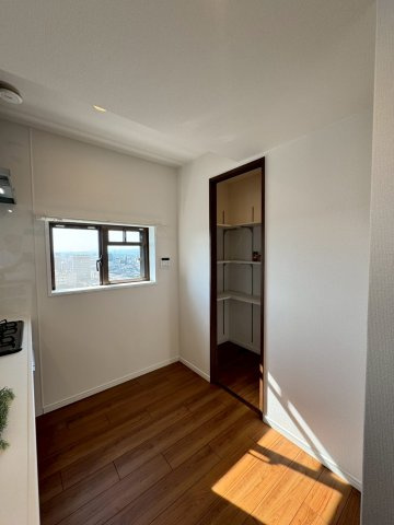 ファミール寝屋川パークサイドの洋室|キッチンの後ろにはたっぷり収納のできるパントリー付き！