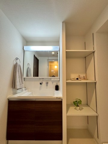 ファミール寝屋川パークサイドの独立洗面台|洗面所には日用品等収納のできる可動棚付き！
洗面台下もたっぷり収納スペースがあります。