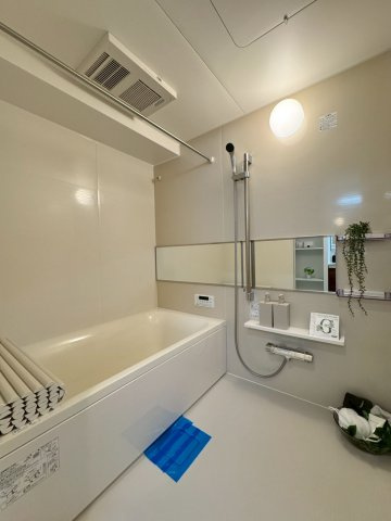 ファミール寝屋川パークサイドの浴室|冬や雨の日の洗濯にもうれしい浴室乾燥機付きです。
ゆったり足を延ばせる広さがあります。