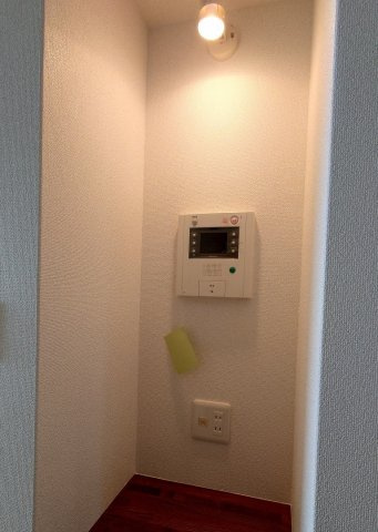 ■□フォレストコート春日町□■の防犯設備|オートロックですのでお部屋のインターホンから来客確認できます。