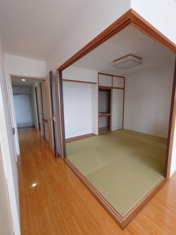 ■□フォレストコート春日町□■の和室|リビング横の和室。お昼寝や趣味の部屋にも。