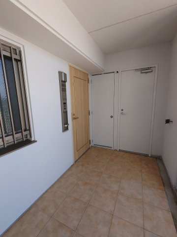 ■□フォレストコート春日町□■の玄関|玄関ポーチ。突き当りの扉からはバルコニーへ行けます。