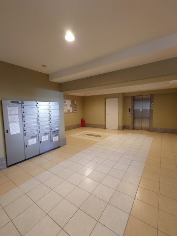 ■□フォレストコート春日町□■のエントランス|宅配ボックスがあるので留守時の配達も心配いりません。