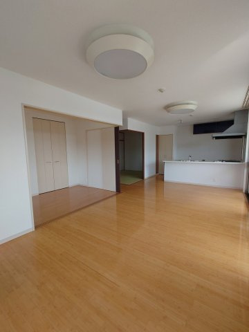 ■□フォレストコート春日町□■の居間・リビング|広々LDK！洋室、和室の扉を開けると約31帖のゆったり空間になります。