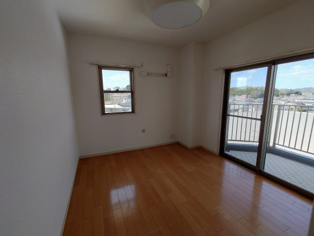 ■□フォレストコート春日町□■の洋室|玄関横のバルコニーつきのお部屋。
そのままポーチにも出れるので使い道が色々ありますね。