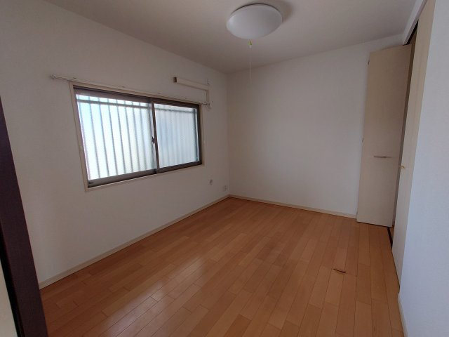 ■□フォレストコート春日町□■の洋室|玄関横のお部屋。収納があるのですっきり片付きますね。