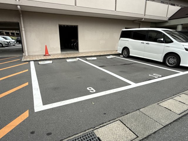 プレステージ姫路妻鹿の駐車場