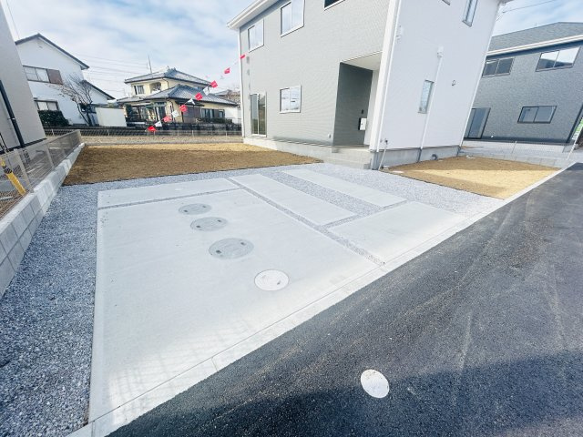 新築　渋川市八木原　2号棟の駐車場|現地写真　駐車スペースは3台分可能です！					
