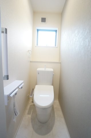 リーブルガーデン美浜町奥田儀路の平屋　2号棟のトイレ|2ヶ所トイレがあり、お掃除しやすい機能や工夫が満載。スッキリコンパクトなシャワートイレで温水洗浄便座で冬は暖かく快適です