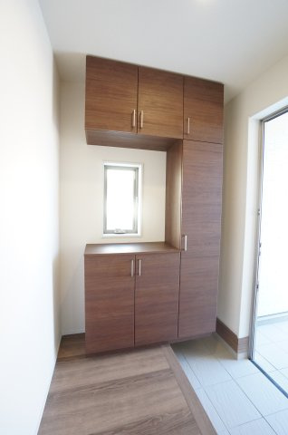 リーブルガーデン美浜町奥田儀路の平屋　2号棟の玄関|玄関のシューズボックス。